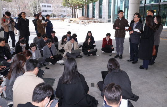 윤석열 대통령의 변호인단인 윤갑근 변호사가 13일 서울 서초구 서울고검 앞에서 기자회견을 하고 있다. 연합뉴스.